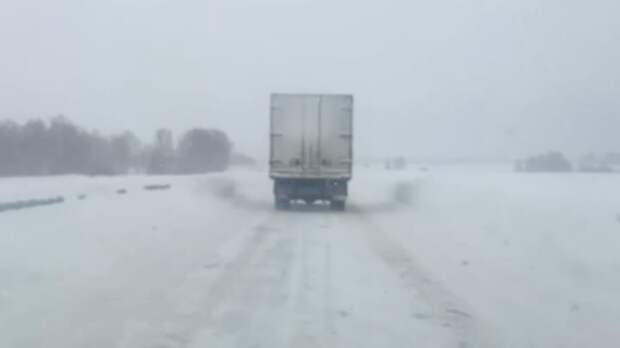 Двухполосный участок Чуйского тракта превратился в "тропинку" из-за мощного снегопада