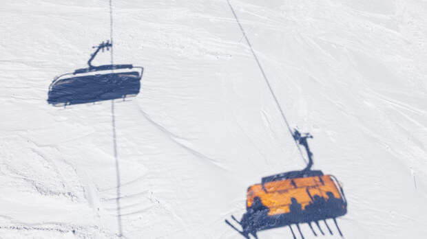 МЧС: 50 человек эвакуируют с канатной дороги в горнолыжном парке в Подмосковье