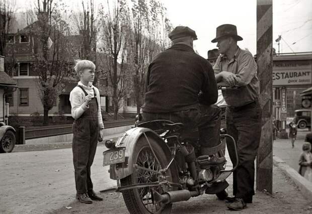 Будущий мотоциклист (Западная Вирджиния, 1935 год) авто, мото, мотоцикл, мотоциклы, олдтаймер, ретро техника, ретро фото, фото