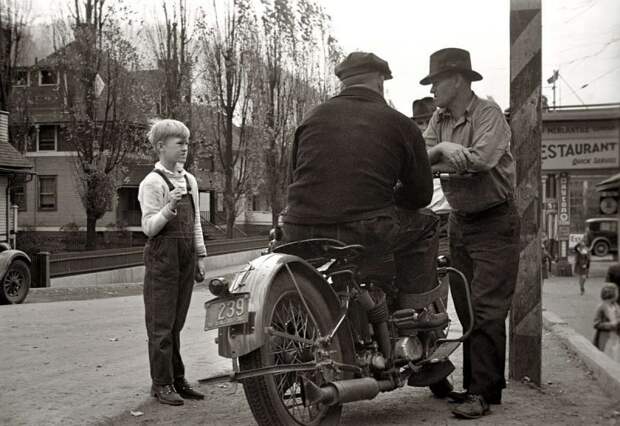 Будущий мотоциклист (Западная Вирджиния, 1935 год) Будущий мотоциклист (Западная Вирджиния, 1935 год) авто, мото, мотоцикл, мотоциклы, олдтаймер, ретро техника, ретро фото, фото