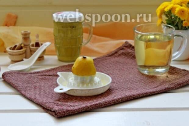 Из 1/2 лимона выжать сок.