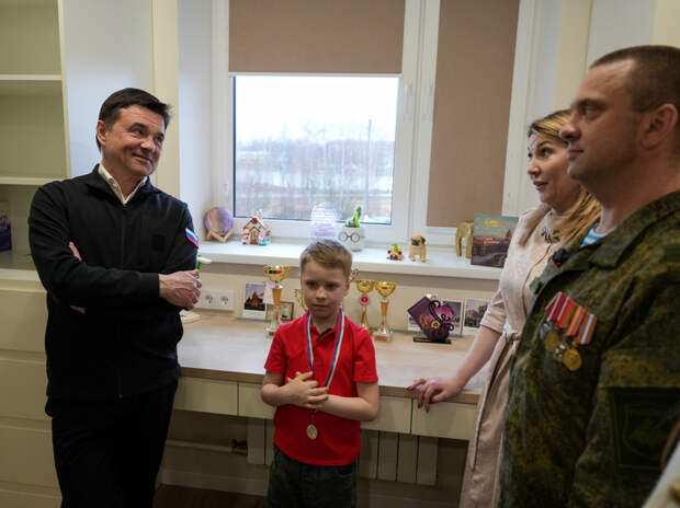 Перед Пасхой губернатор Подмосковья посетил в Электрогорске ветерана СВО Евгения