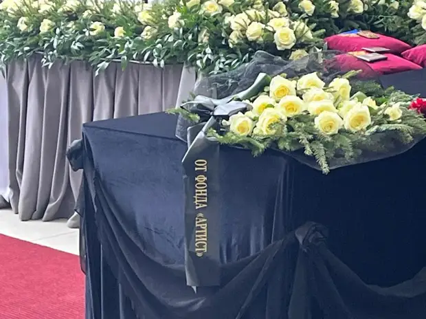 Александра Яковлева в гробу. Первые кадры с прощания в Петербурге