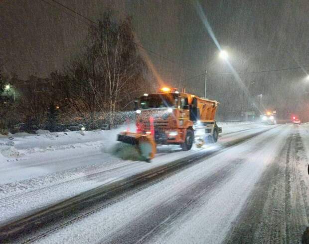 Коммунальщики Тулы круглосуточно убирают снег при осложняющем ветре
