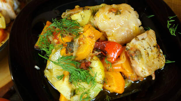 Фото к рецепту: Мясо куриное с сезонным овощным рагу 
