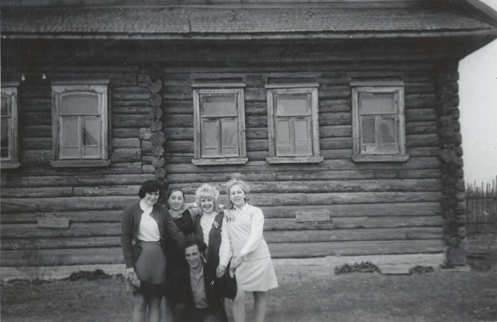 У сельского клуба Неизвестный автор, 1970 - 1974 год, Калининская обл., Бежецкий р-н, дер. Чудинково, из архива Ольги Евгеньевны Шитовой-Беловой.