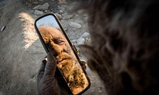 Житель Ирана не мылся уже более 60 лет (7 фото)
