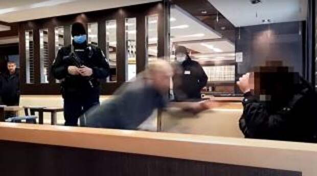 В Одессе мужчина угрожал гранатой
