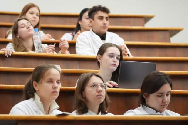 Путин призвал повысить востребованность выпускников колледжей и вузов