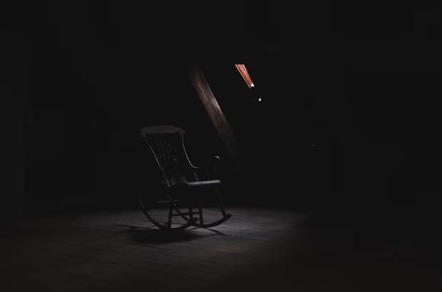 Почему нам мерещатся фигуры и блики в темноте?