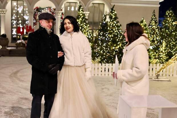 Любовь в зимнем сказочном стиле выездное бракосочетание на рязанской ВДНХ сняла съёмочная группа Первого канала