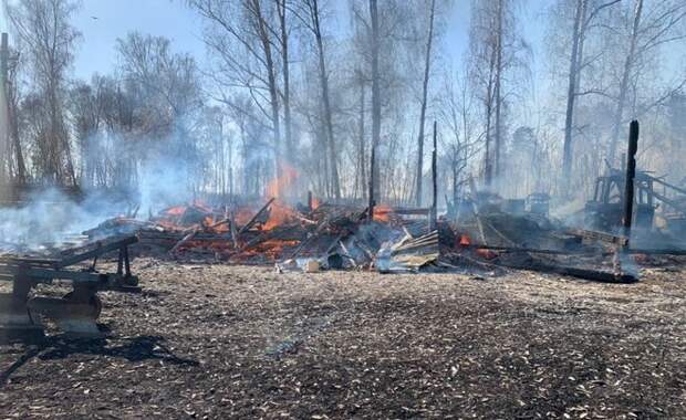 В Татарстане на территории Олуязского лицея загорелся гараж