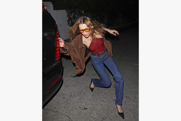 Белла Хадид в откровенном наряде едва не упала перед камерами