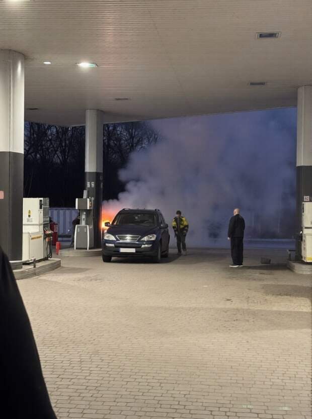 автомобиль загорелся на заправке возле Донецкого ботанического