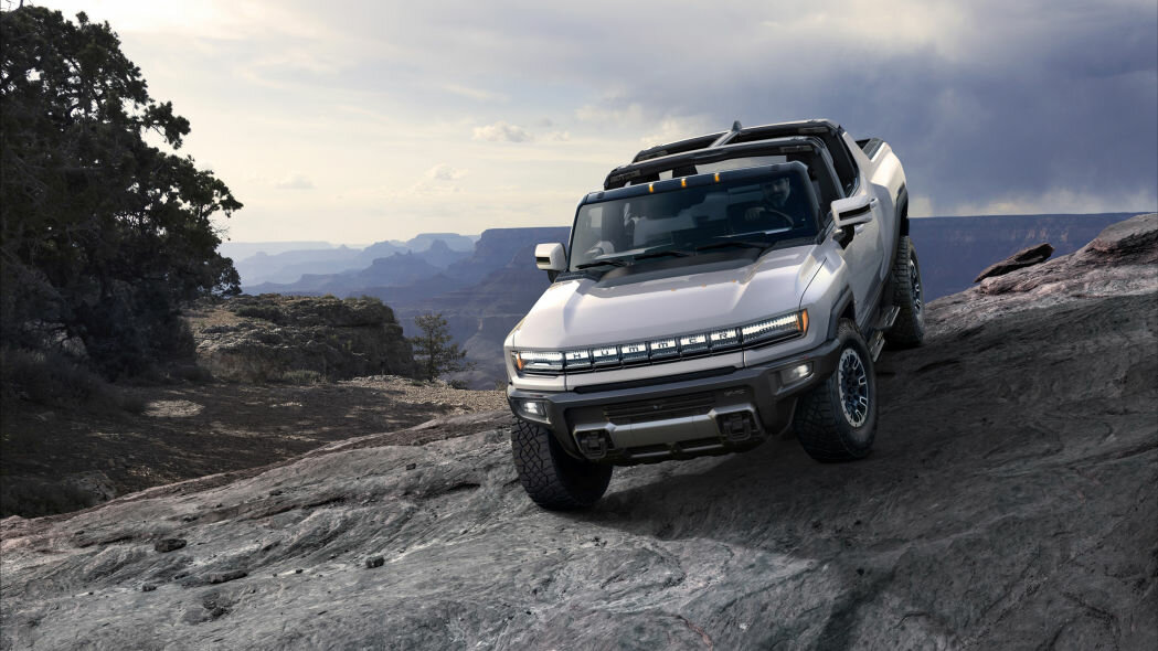 GMC Hummer EV показал себя как 1000-сильный, 350-мильный, быстро заряжающийся ЗВЕРЬ!