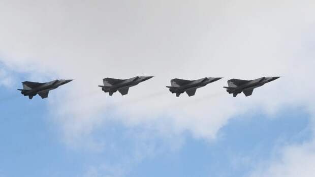 МиГ-31И с "Кинжалами" выполнили плановый полет над Японским морем