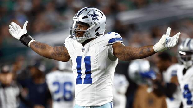 micah parsons gestures during eagles game