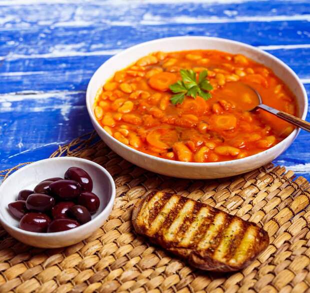 Всем привет из солнечных Афин! Я не могу представить ничего лучше деревенского и домашнего греческого супа из фасоли (Φασολάδα) для холодного зимнего дня.-4