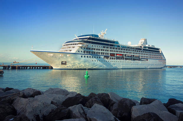 Мать спрыгнула с причала ради спасения зажатого между лайнером и пирсом ребенка