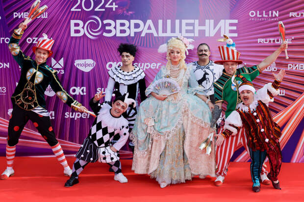 Певица Ольга Бузова в парике и платье императрицы вышла на премию МУЗ-ТВ