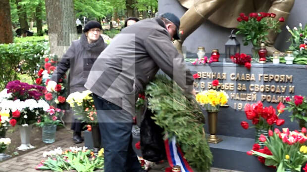 Мужчина убрал венок с триколором России с монумента солдатам ВОВ в Риге