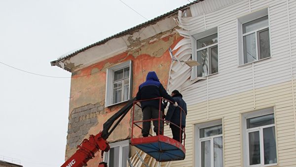 В доме на улице Гагарина в городе Сухой Лог от стены оторвался сайдинг В доме на улице Гагарина в городе Сухой Лог от стены оторвался сайдинг