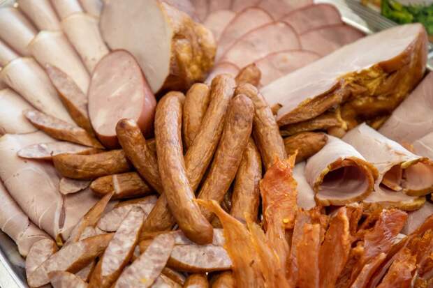 Проктолог Смирнова заявила, что бекон, сосиски и колбаса повышают риск развития рака