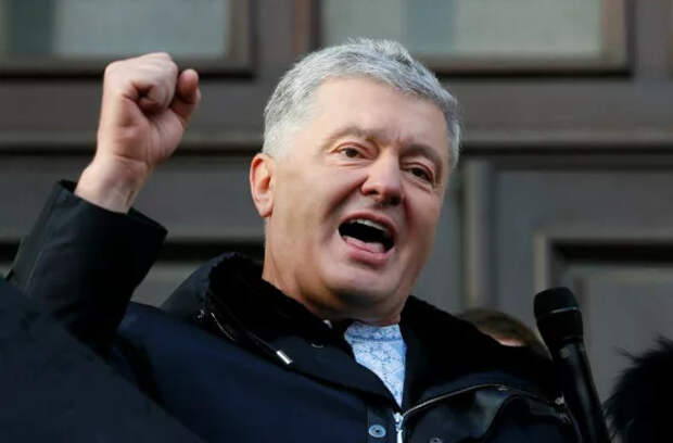 Зеленский ввел пожизненные санкции против Петра Порошенко. Сторонники бывшего главы Украины после этого устроили потасовку в Раде
