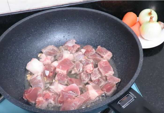 Мясо обжаривается на сильном огне. Мясо обжаривается на сильном огне.