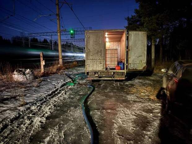 В Петербурге полиция пресекла хищение двух тонн дизельного топлива с тепловоза