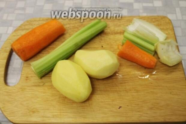 Овощи очистить, отрезать крупный кусок моркови, сельдерея, лука для бульона. Залить водой (1,5 л) и довести до кипения.