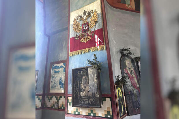 В грузинском в храме Святой Девы Марии повесили флаг России с двуглавым орлом