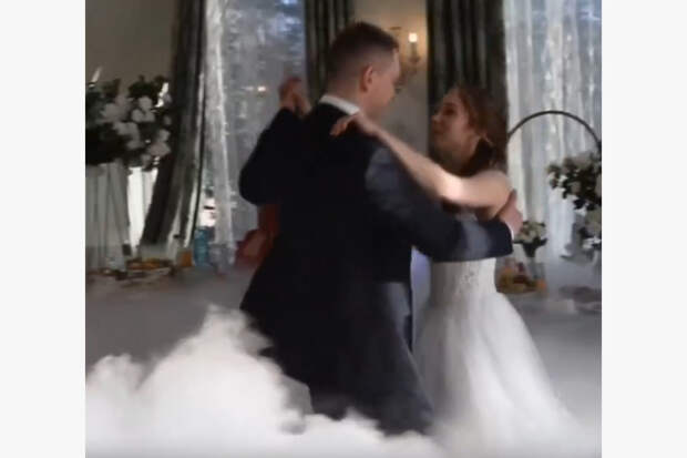 Брекоткин из «Уральских пельменей» расплакался на свадьбе дочери