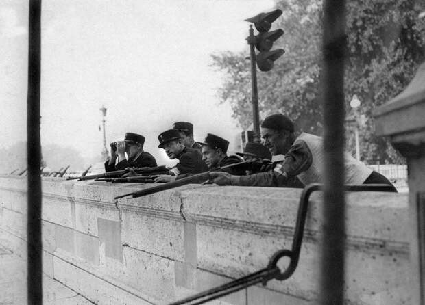 Французские жандармы и боец Сопротивления в Париже. 1944 год. история, ретро, фото