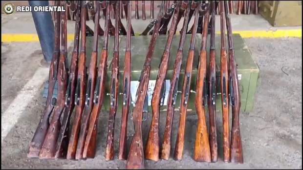 Инспекция на складе хранения винтовок Мосина армии Венесуэлы