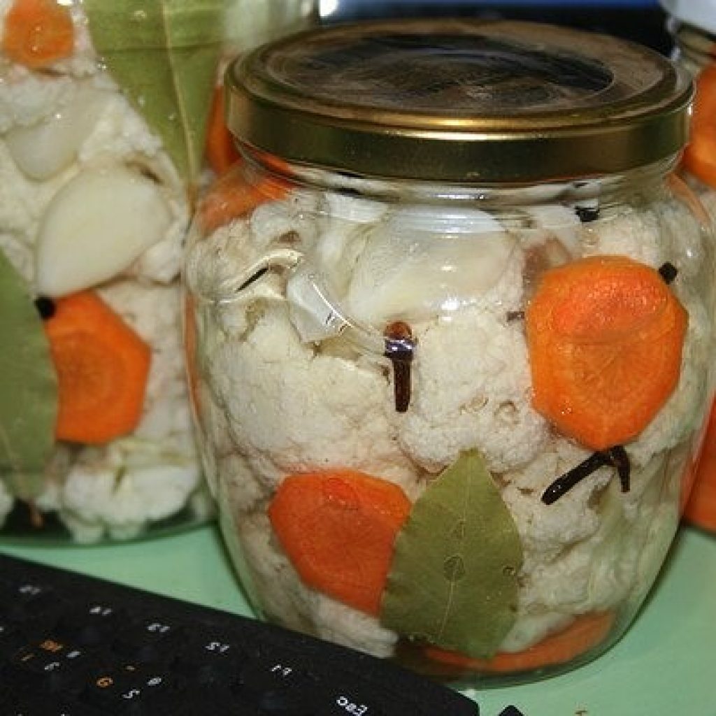 Маринованная цветная капуста с овощами