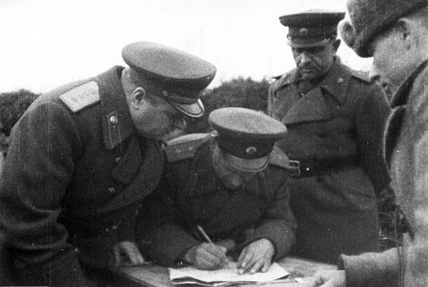 Генерал армии К.А. Мерецков и генерал-лейтенант В.И. Щербаков во время Петсамо-Киркенесской операции.jpeg