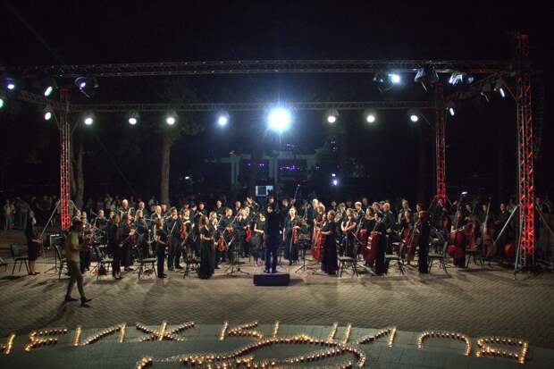 В Бишкеке блокадники и волонтеры Победы зажгли 1418 свечей в виде скрипки и надписи «7-ая симфония во имя жизни»