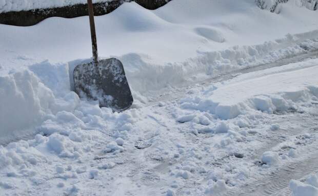 Коммунальщики расчистили Коленчатый переулок от снега