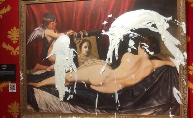 Активистки измазали кремом реплику картины Бэнкси в Петербурге