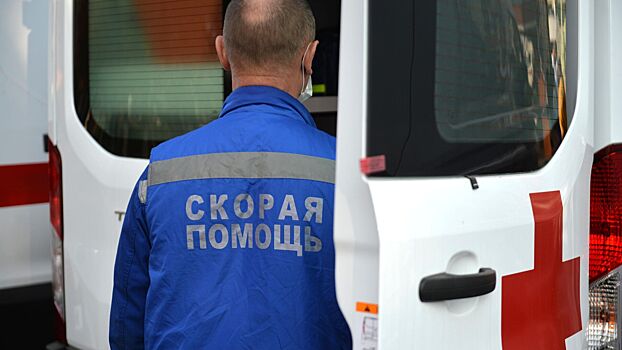 Металлический навес обвалился на десяток машин в Подмосковье