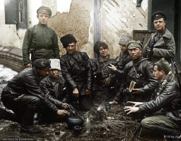 Солдаты Красной армии обедают и греются у небольшого костра.
