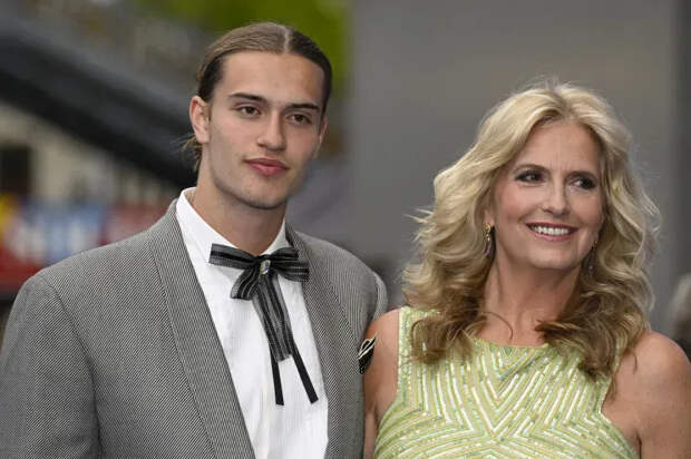 Алистер Стюарт с матерью