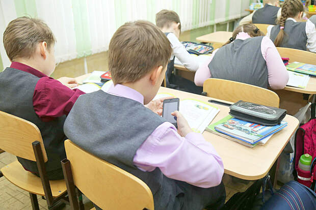 Учительница отобрала у моего сына смартфон и потребовала выкуп – десять тысяч рублей