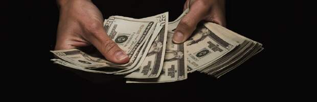 Доллар упал на торгах в Казахстане