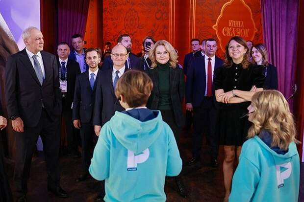 Кириенко и Голикова посетили выставку «Книга сказок» в НЦ «Россия»