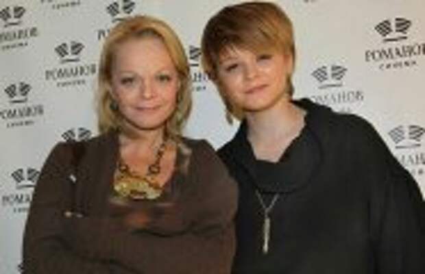 Шоу-бизнес: Отец-алкоголик, в 42 года никогда не была замужем, живет с мамой, скрывает «гостевого мужа»: почему дочь Ларисы Долиной называют странной?