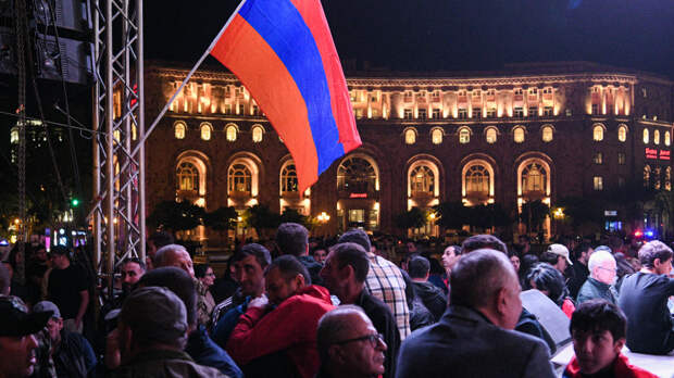 Грузовик въехал в толпу протестующих в Ереване