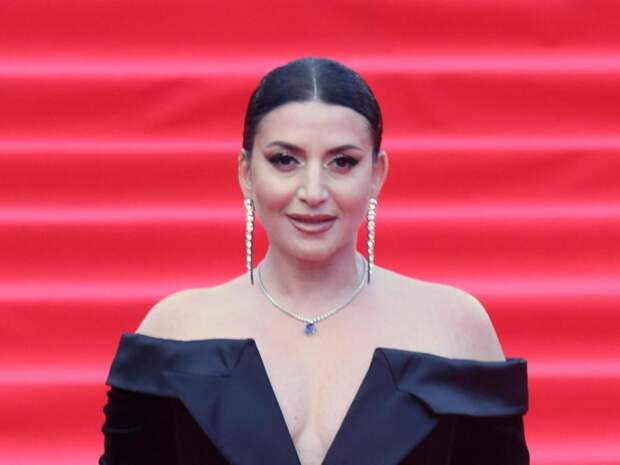 Жасмин о хейтерах ее 13-летней дочери-артистки: «Это должно делать сильнее»