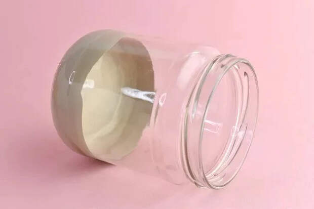 Простые банки и стаканы превращаются в декор: 3 способа покрасить стеклянные предметы